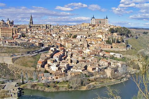  Toledo je mesto v Kastílsku (Castilla - La Mancha) v strednom Španielsku. Od 4. storočia miesto konania cirkevných koncilov Hispánie. V 5. storočí až 8. storočí a od 11. storočia sídlo arcibiskupa a hlavné mesto Kastílska, stredisko židovskej kultúry a arabskej kultúry. Do 16. storočia sídelné mesto španielskych kráľov. 